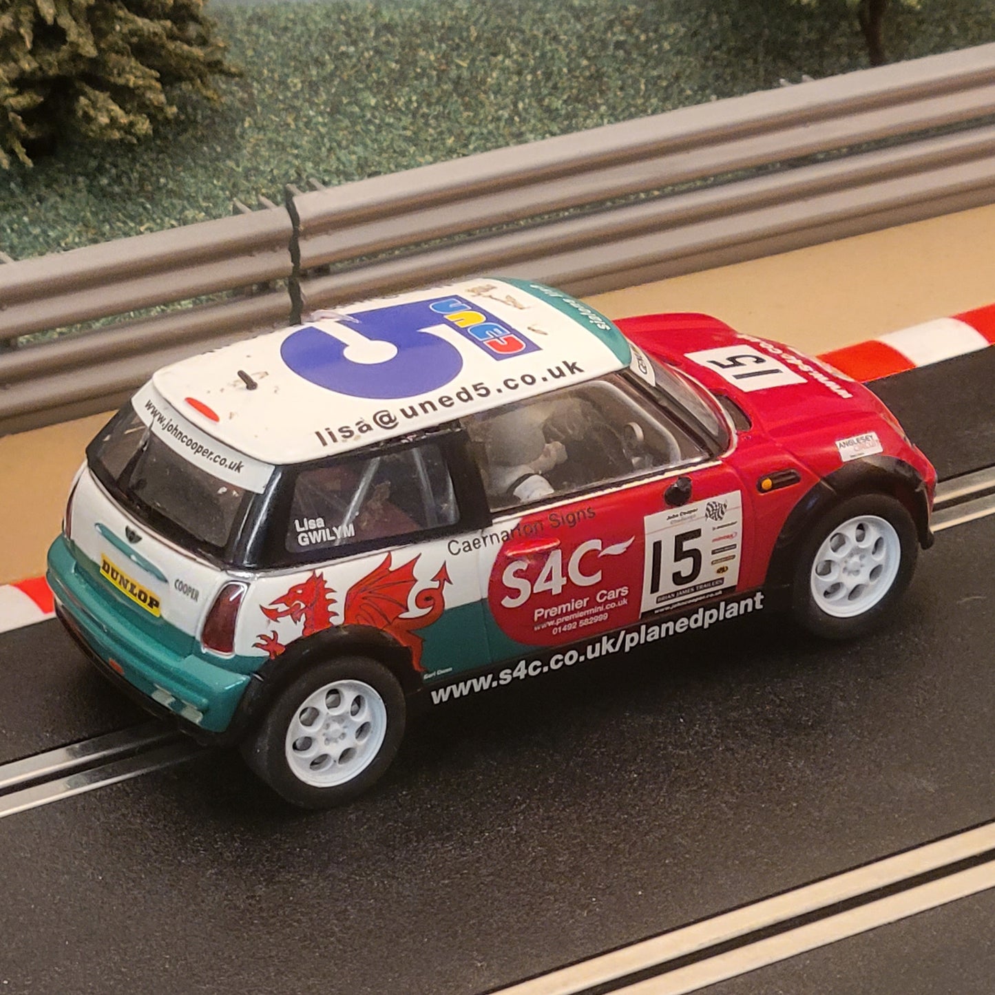 Scalextric 1:32 Car - C2563 Wales BMW Mini Cooper - Gwilym #15 *LIGHTS* #J