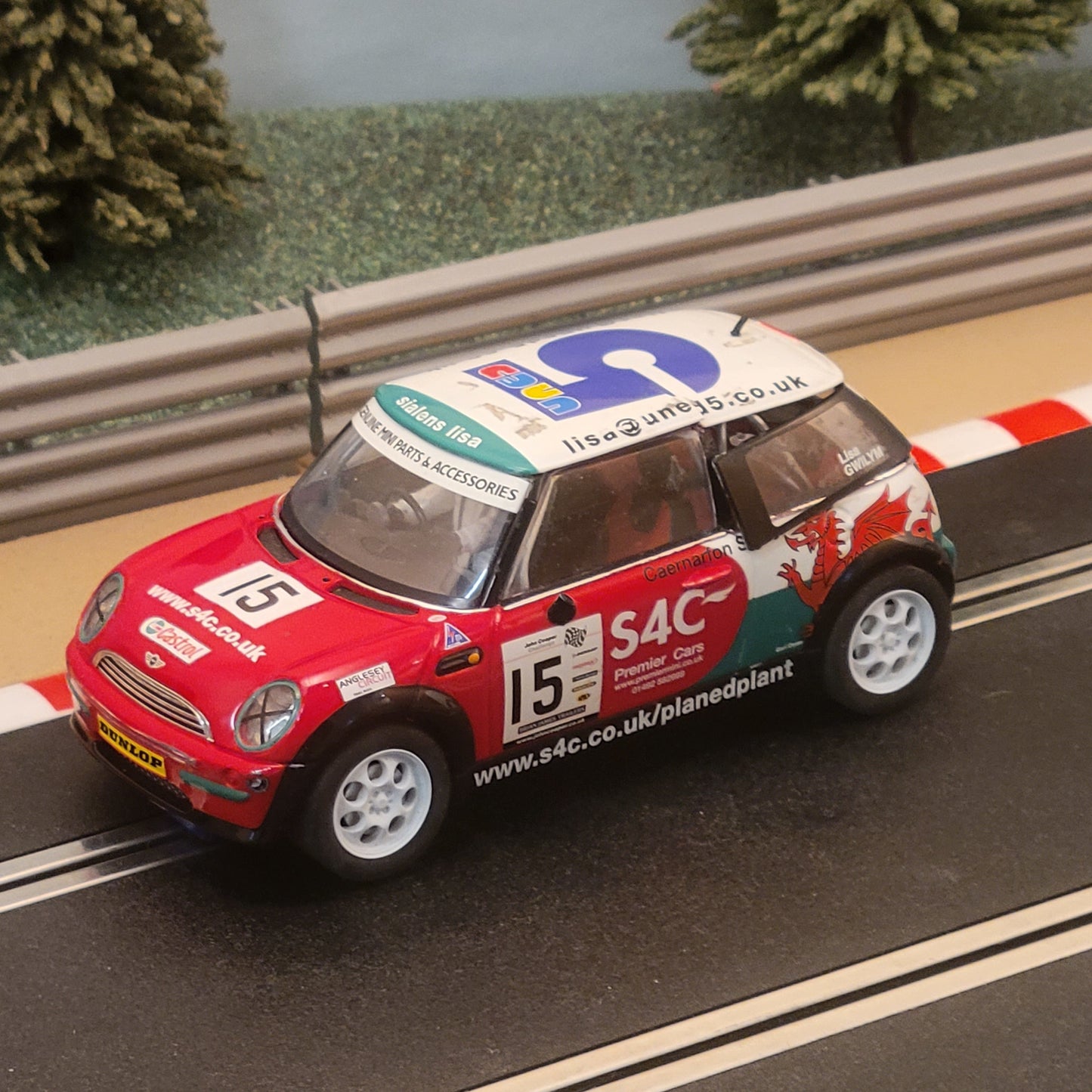 Scalextric 1:32 Car - C2563 Wales BMW Mini Cooper - Gwilym #15 *LIGHTS* #J