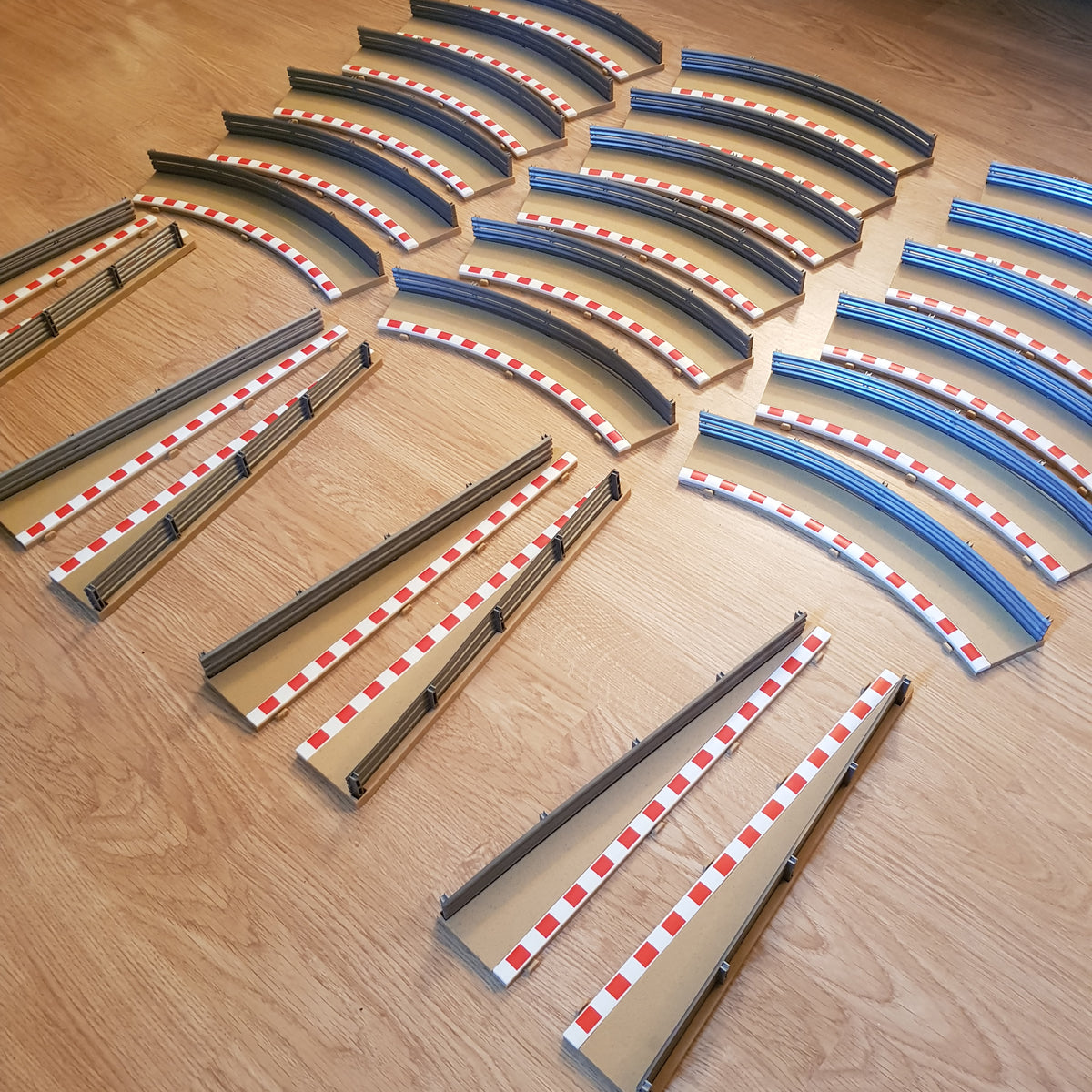 Scalextric Classic 1:32 L7989 Borders & Barriers - 18 Standard Curves, 8 Lead In