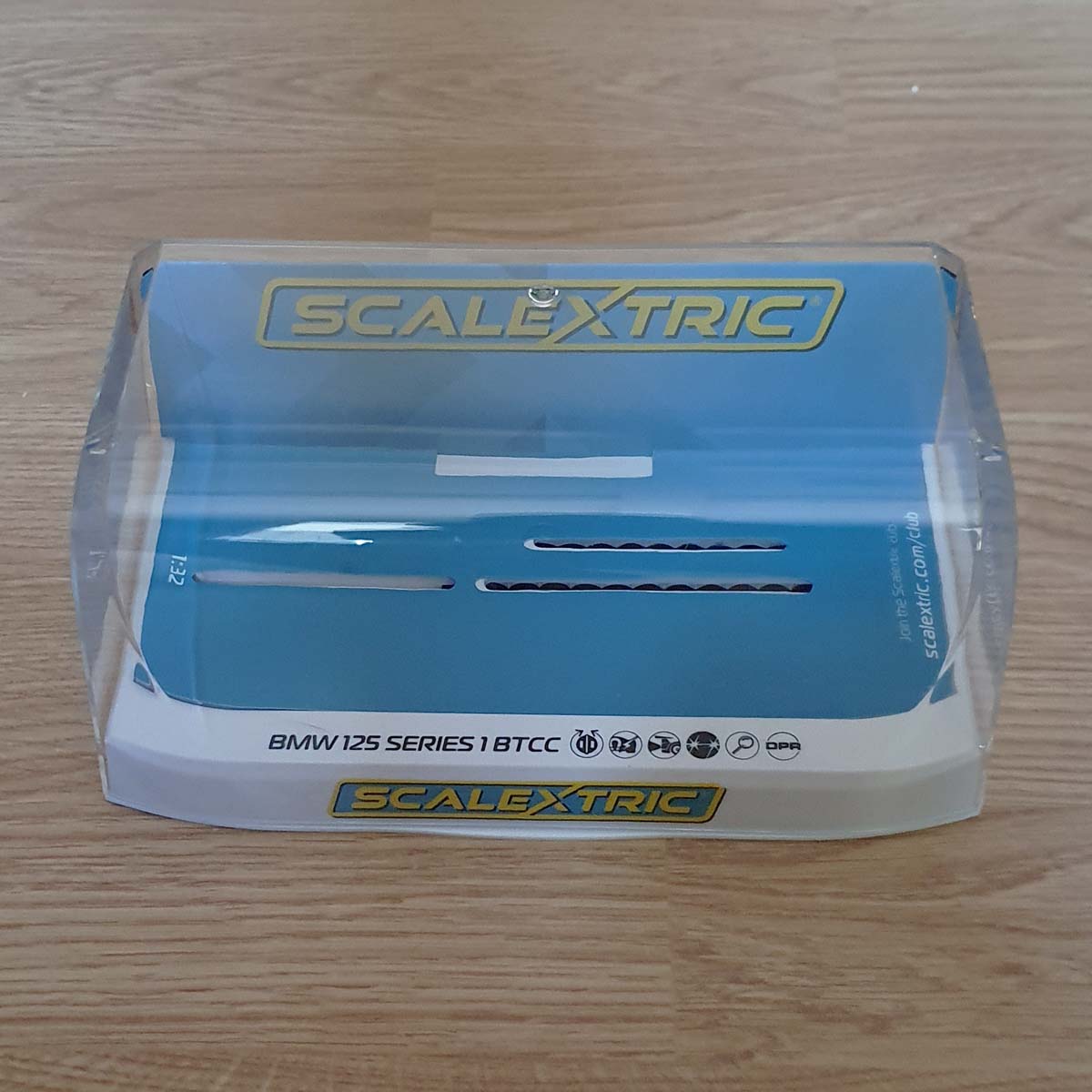 Scalextric 1:32 Car Crystal Display Case - White Base NEW