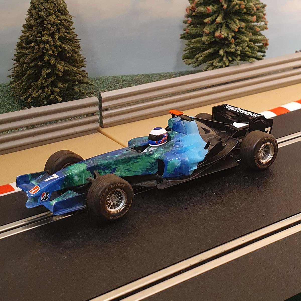 Scalextric 1:32 Digital Car - C2817D F1 Honda Earth Car Jenson Button #7 #M