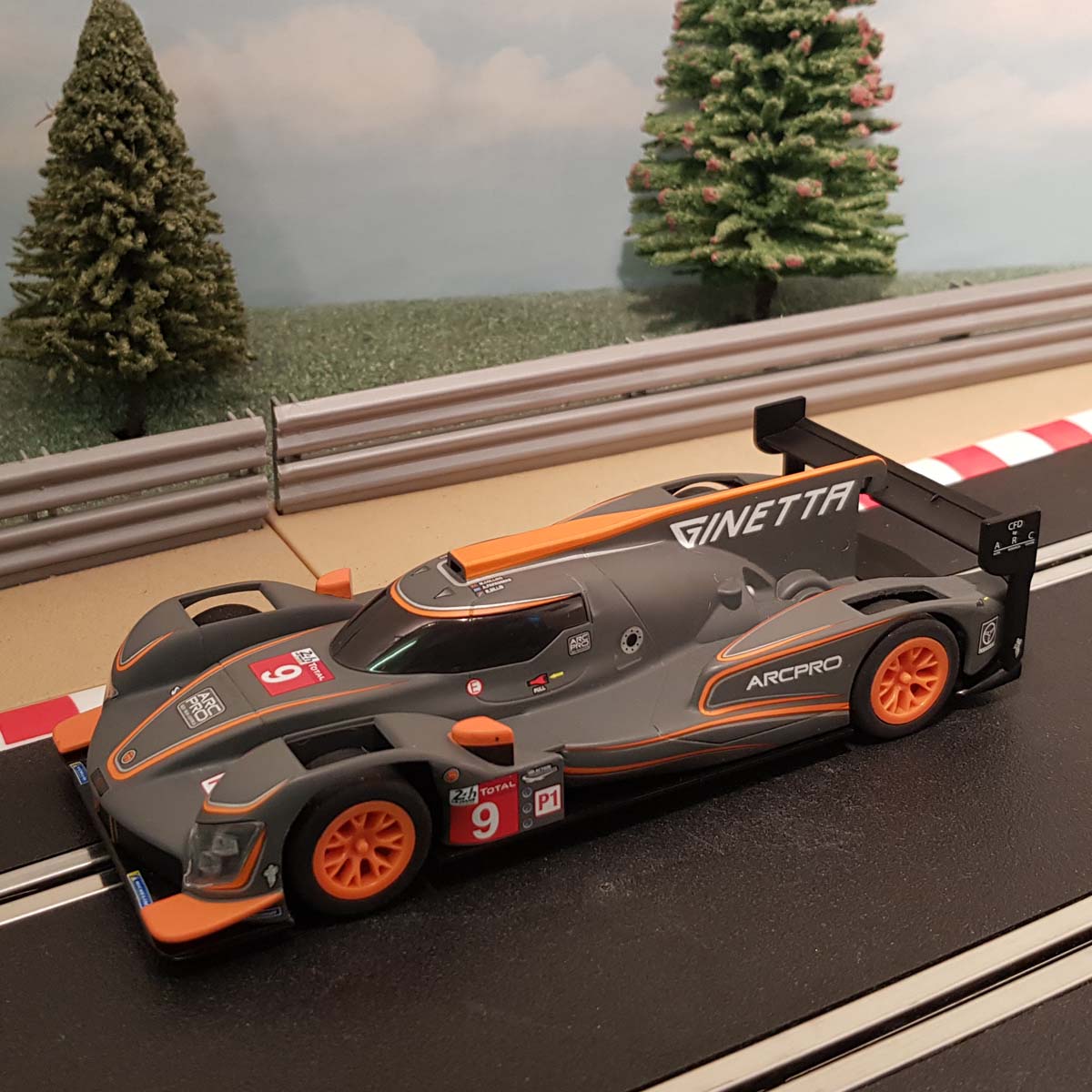 Coche Scalextric 1:32 - Gris y Naranja Ginetta G60 LMP1 Le Mans #9 *LUCES* #Q