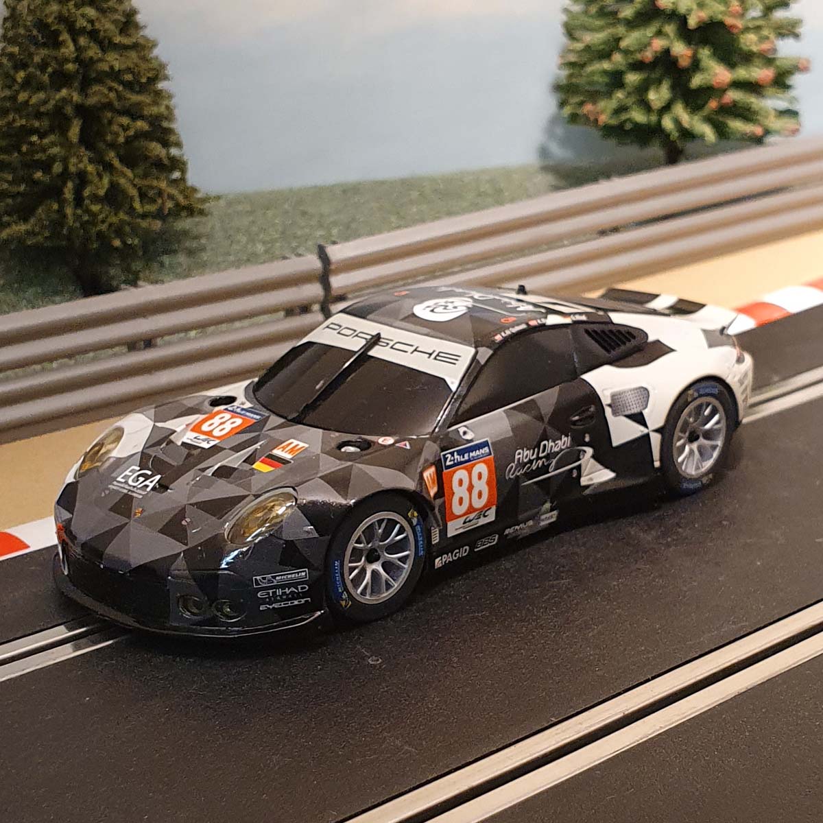 Scalextric 1:32 Car - Porsche 911 RSR Le Mans #88 *LIGHTS* #J