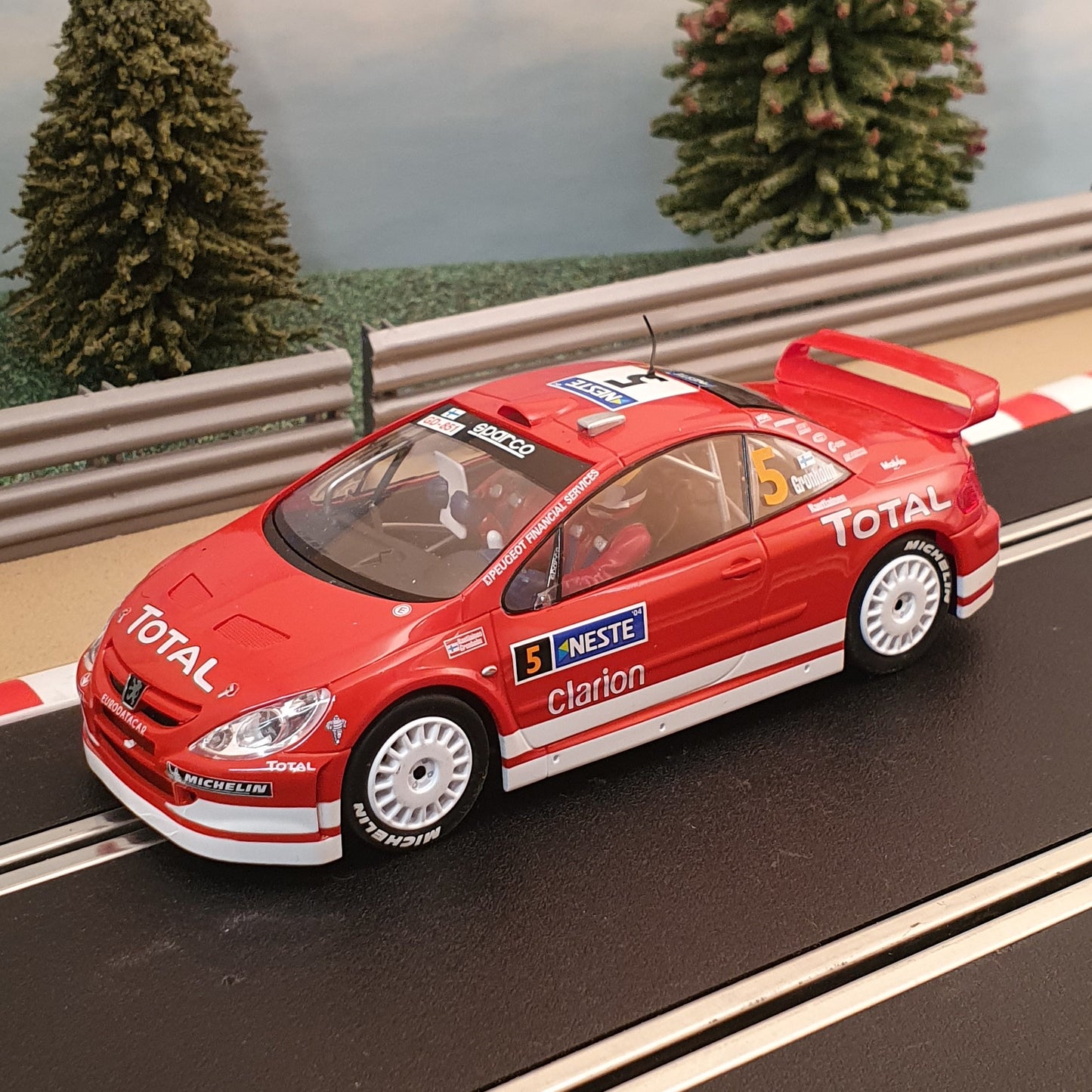 Coche Scalextric 1:32 - C2560 Rojo Peugeot 307 WRC #5 Gronholm *LUCES* #WM