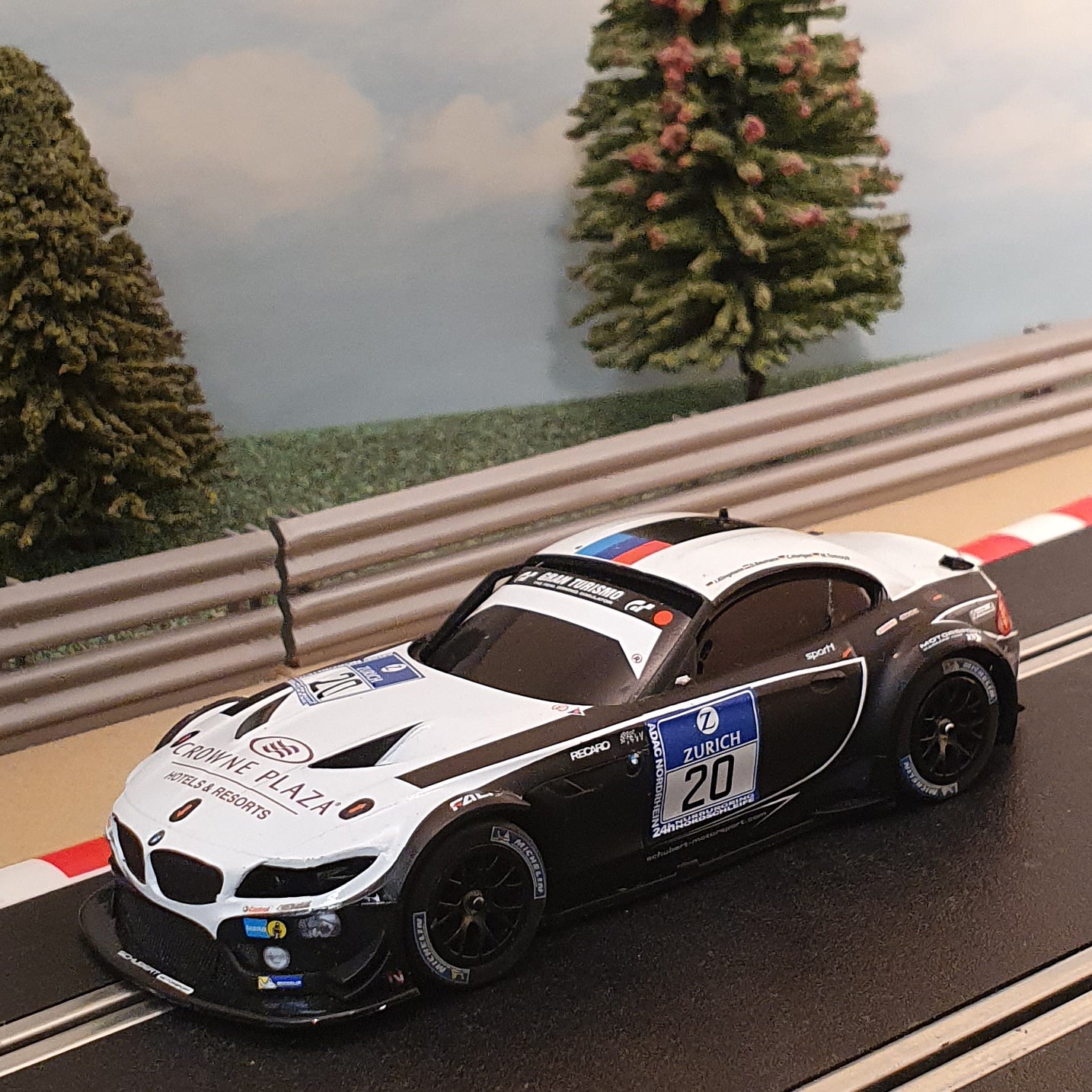 Scalextric 1:32 Car - BMW Z4 GT3 CROWNE PLAZA #20 #S