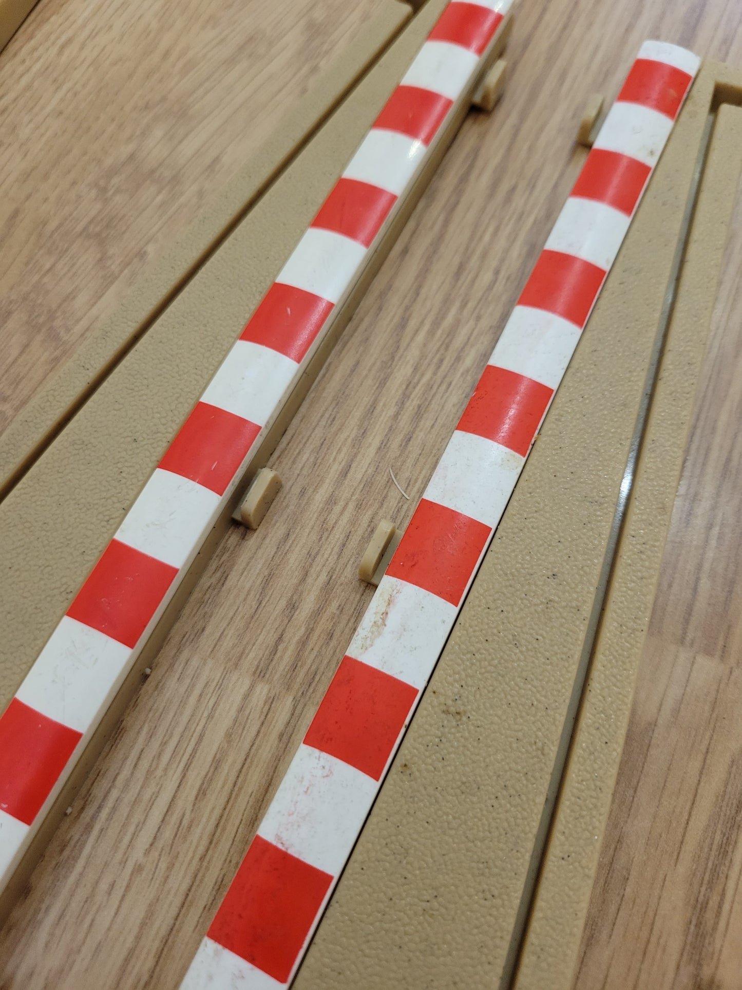 Scalextric Classic 1:32 Borders Barriers L7989 4 Standard Curves 2 Lead In #A