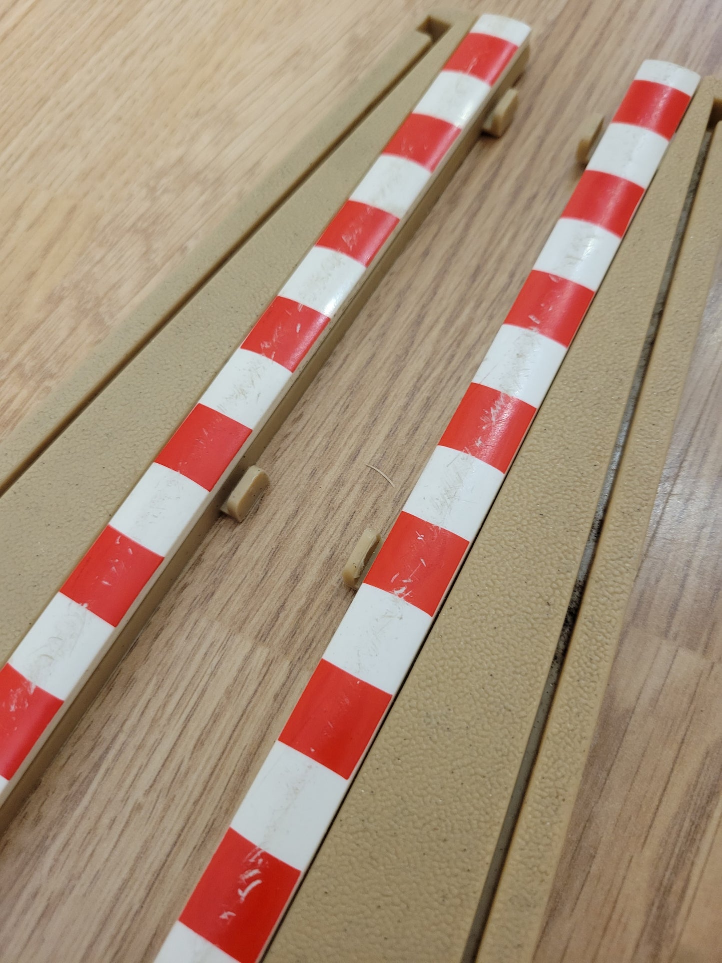 Scalextric Classic 1:32 Borders Barriers L7989 4 Standard Curves 2 Lead In #A