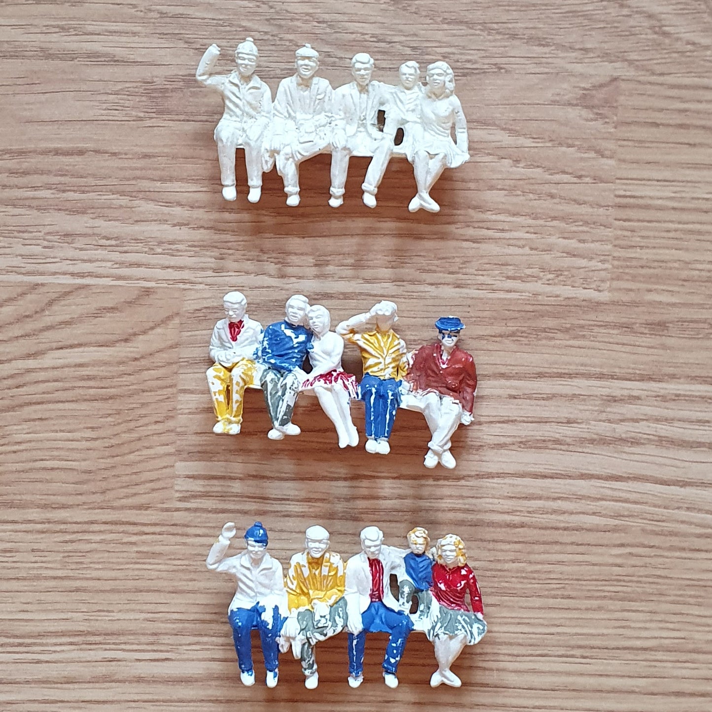 Scalextric C622 (F306A, F306B) White Plastic Seated Spectator Figures #A