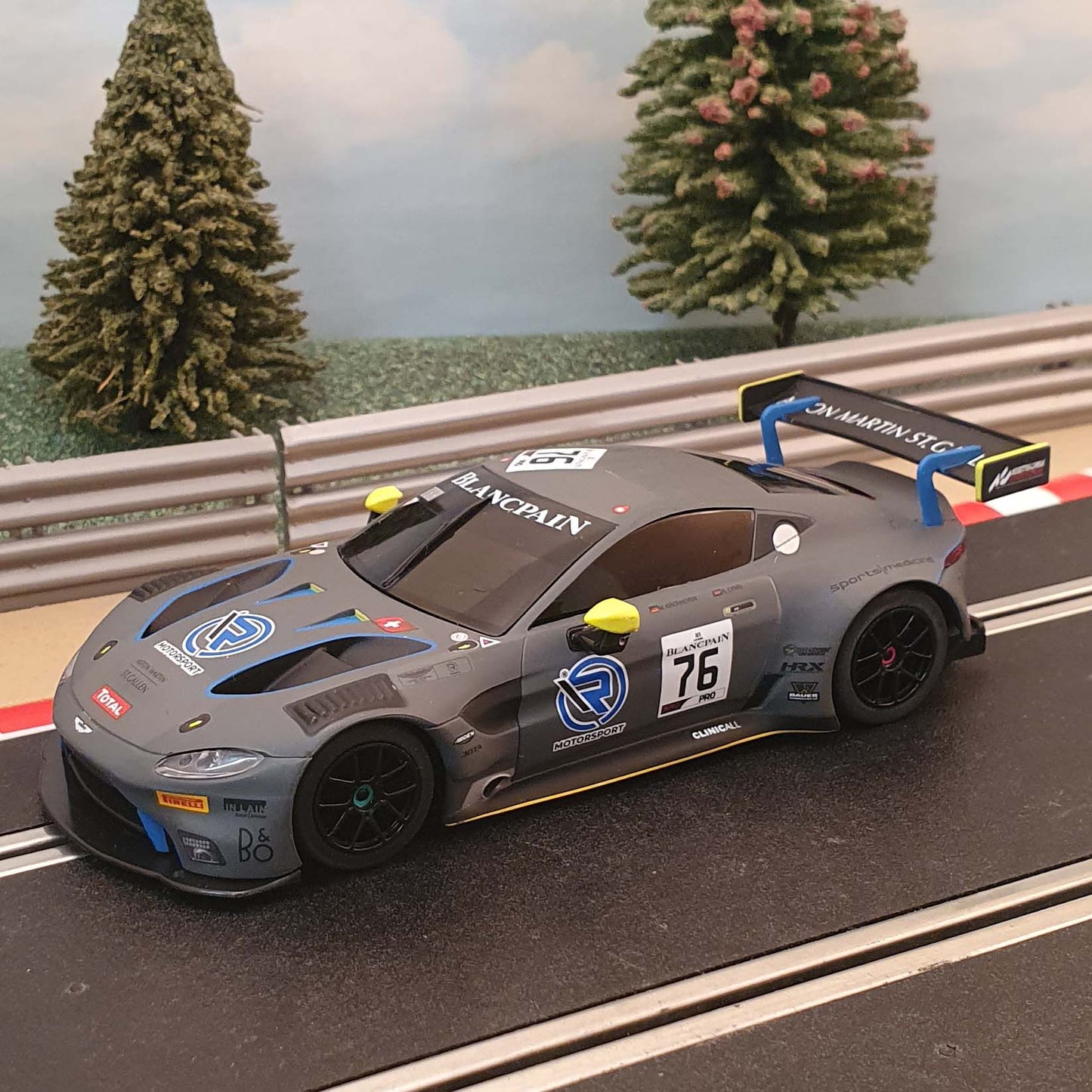 Scalextric 1:32 Car - Grey Aston Martin Vantage GT3 *LIGHTS* #76