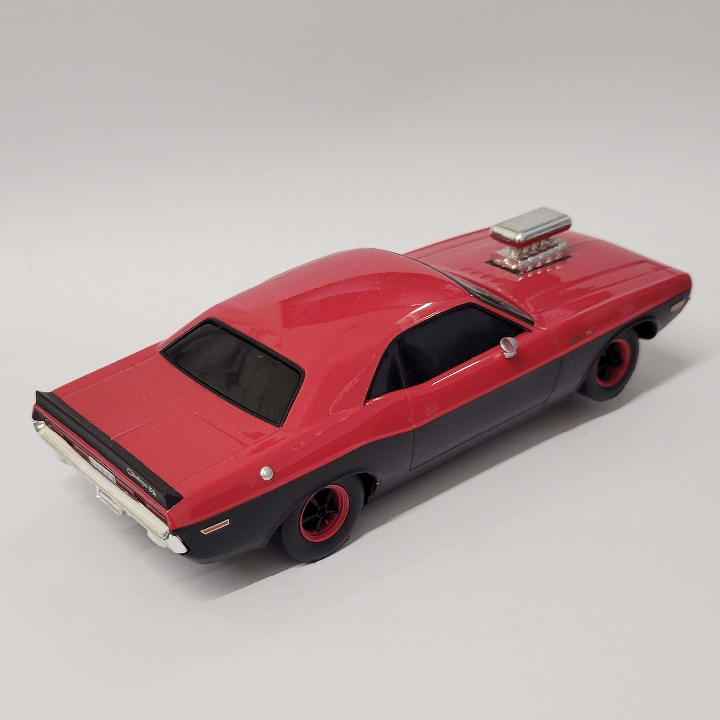 Coche Scalextric 1:32 - Dodge Challenger rojo y negro *LUCES* NUEVO
