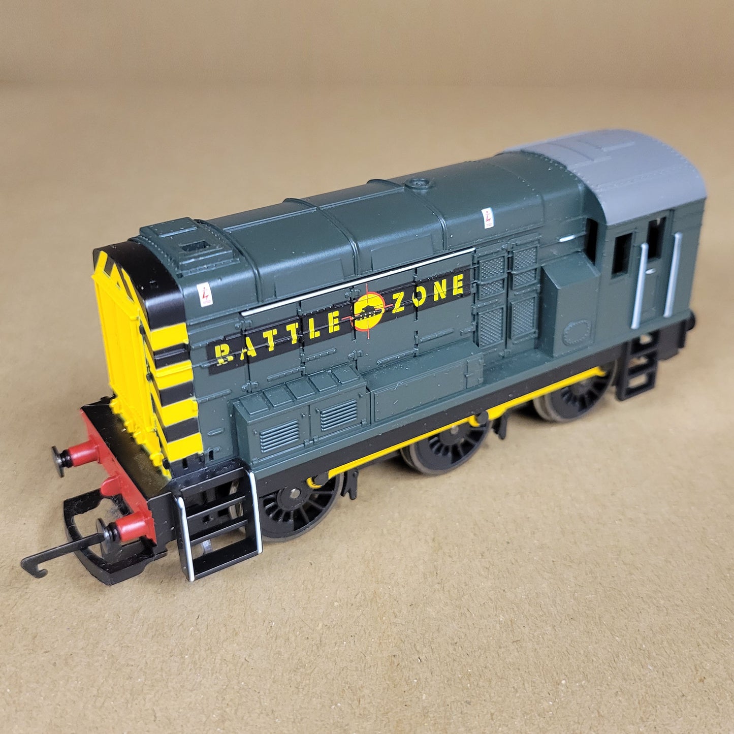 Hornby T1501 R156 OO Gauge, Class 08, BR Green/Battle Zone Diesel Shunter