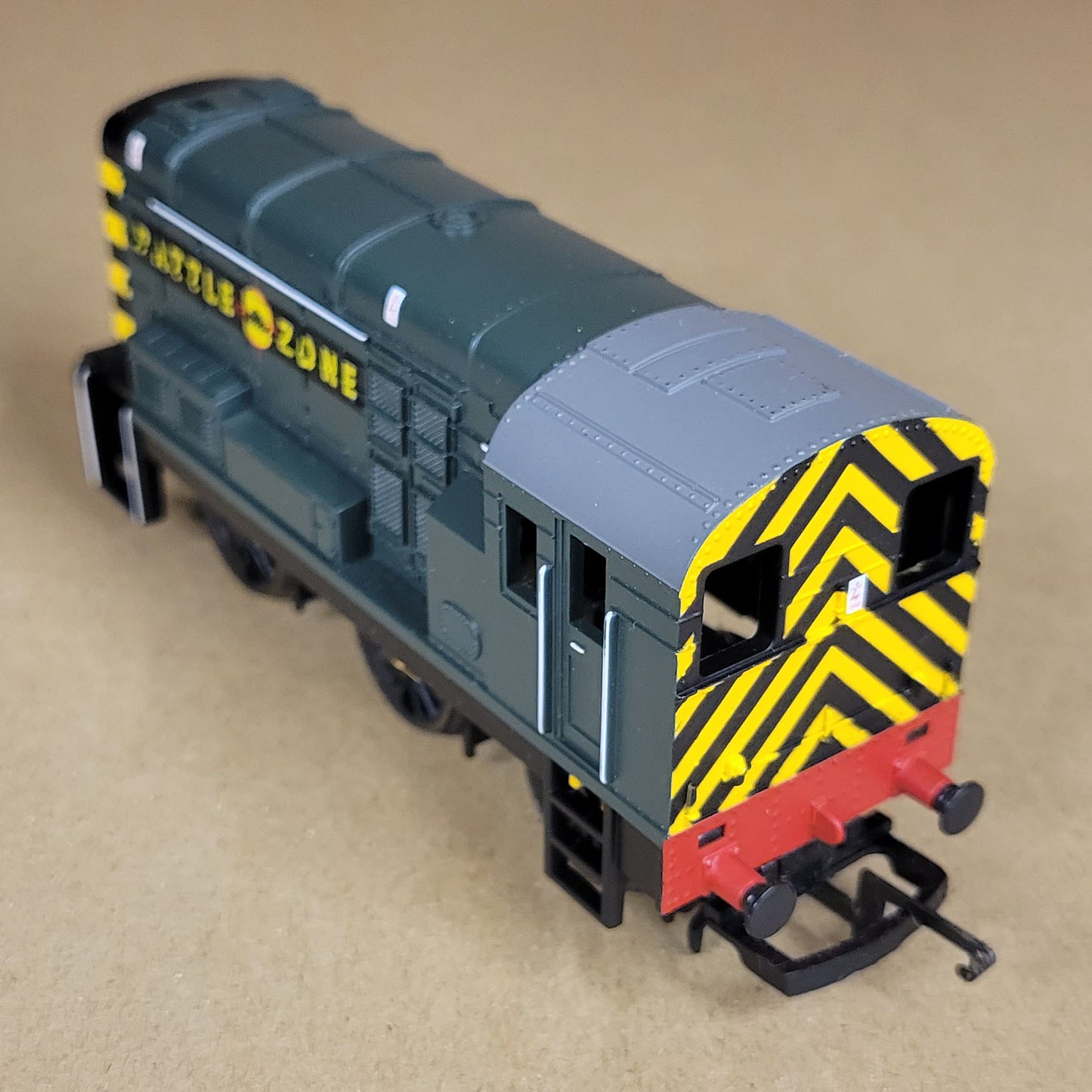 Hornby T1501 R156 OO Gauge, Class 08, BR Green/Battle Zone Diesel Shunter