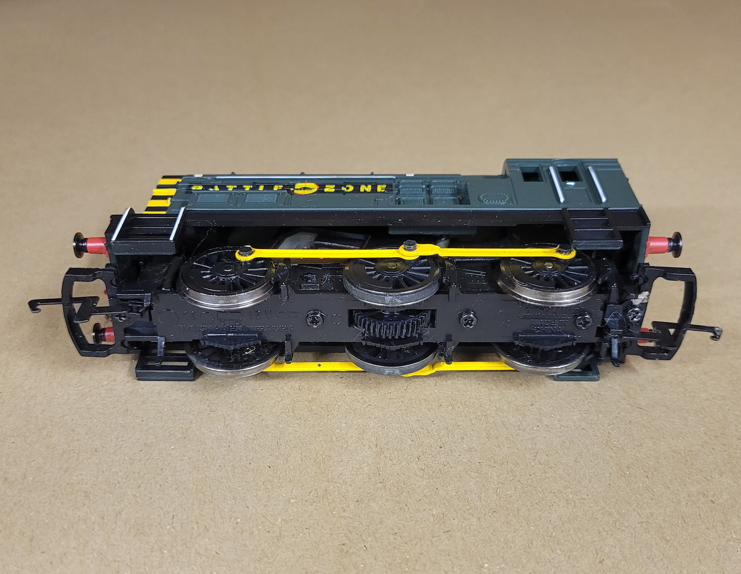 Hornby T1501 R156 OO Gauge, Class 08, BR Green/Battle Zone Diesel Shunter