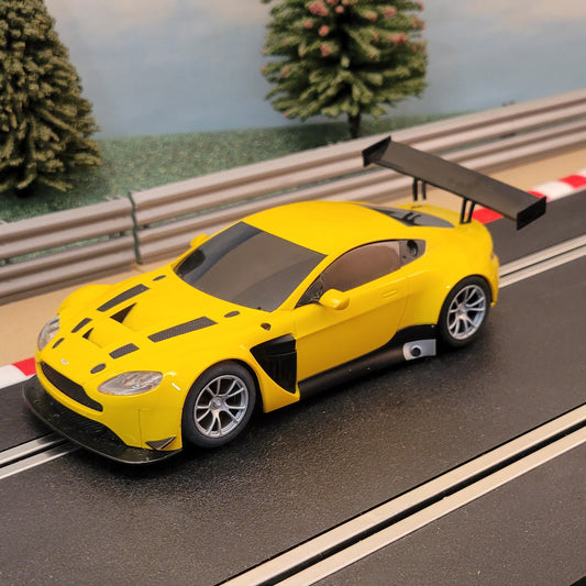 Coche Scalextric 1:32 - Amarillo Aston Martin Vantage GT3 #K