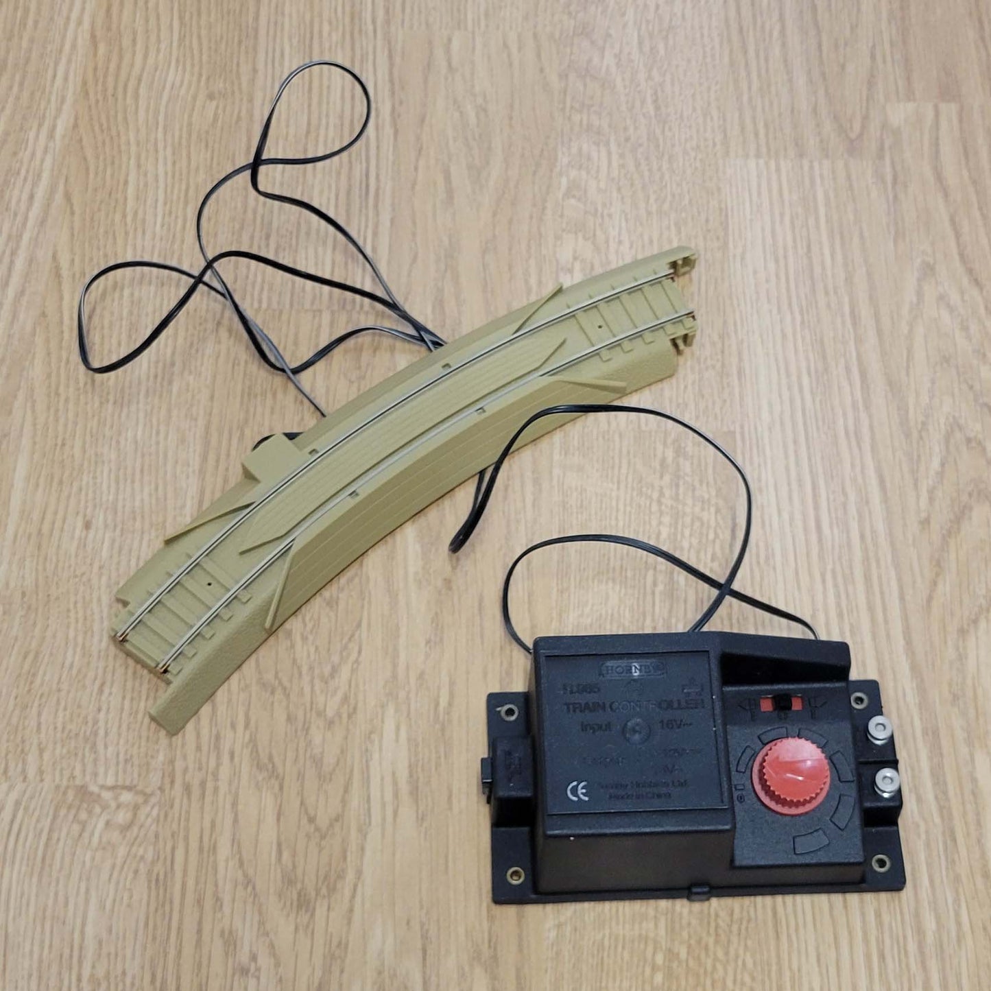 Hornby Battle Zone Dino Safari - Train Set 00 Gauge  Power Controller Track R965