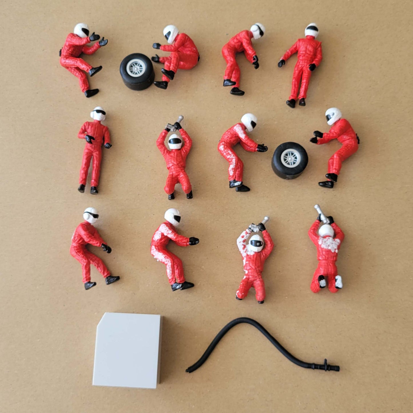 Scalextric 1:32 Pit Crew Figures Red C8324 C8235 #A