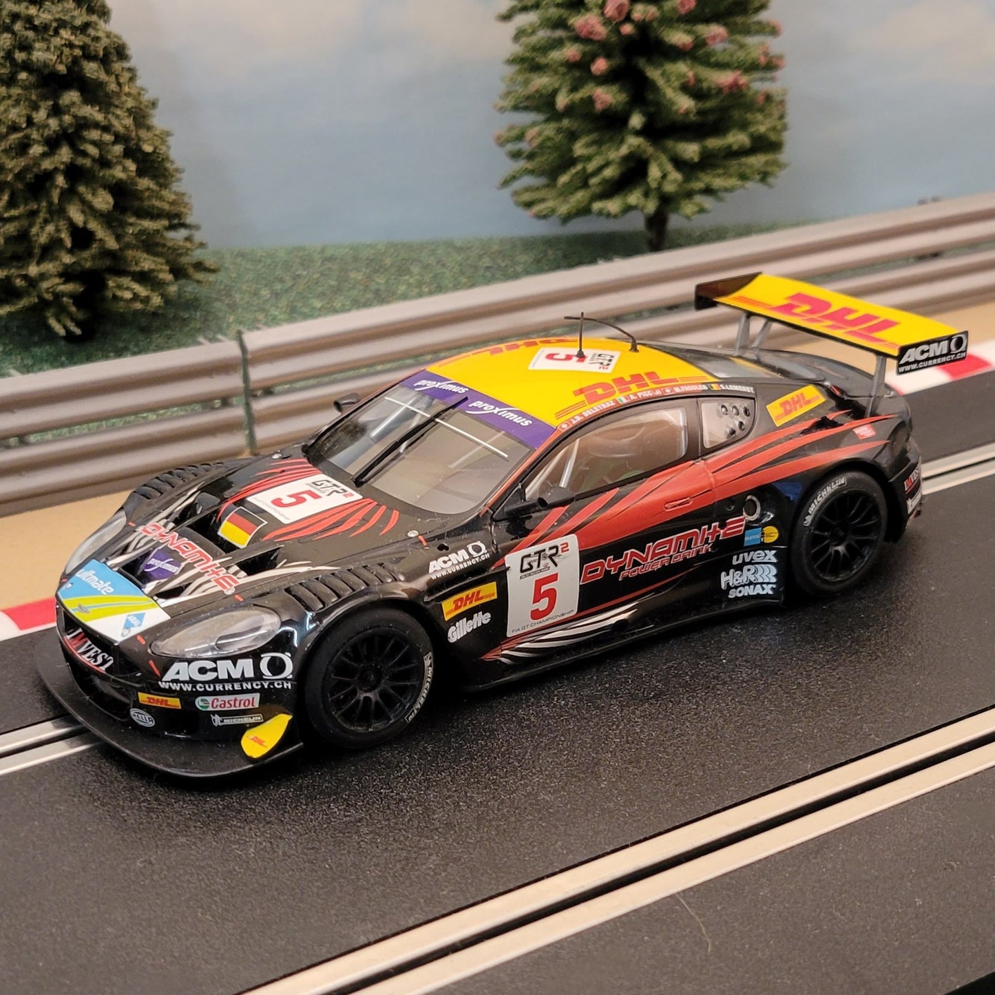 Scalextric 1:32 Car - C2790 Aston Martin DBR9 DHL #5 *LIGHTS* #Q