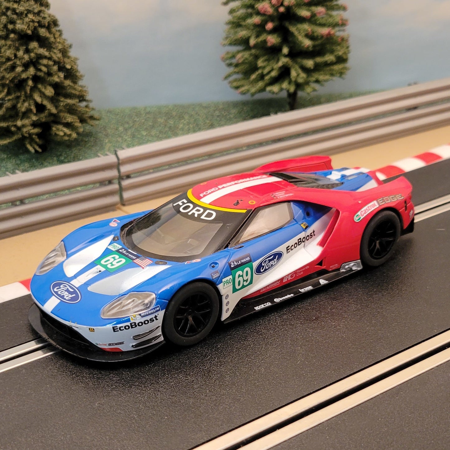 Scalextric 1:32 Car - C3858 Ford GT GTE Le Mans #69 *LIGHTS* #MWS
