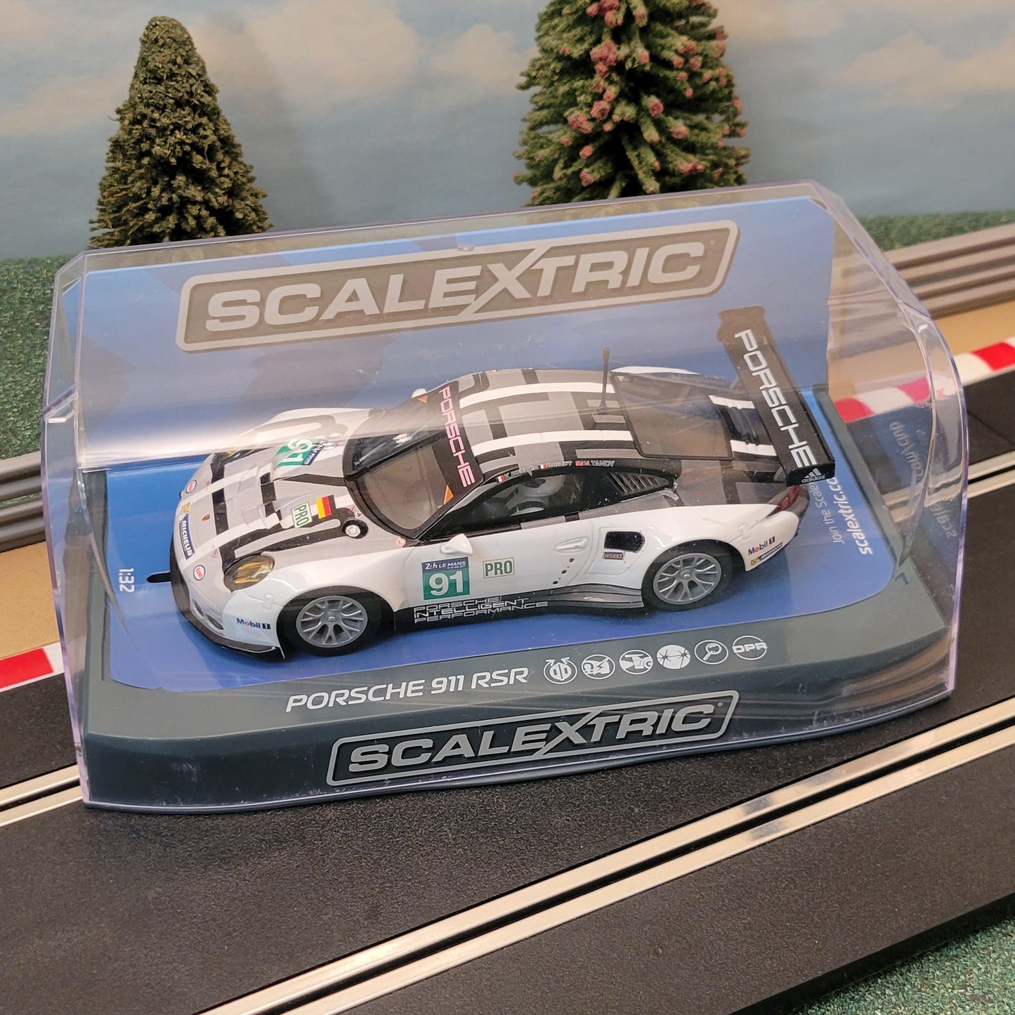 Scalextric 1:32 Car - C3944 Porsche 911 RSR 2016 Le Mans #91 *LIGHTS*