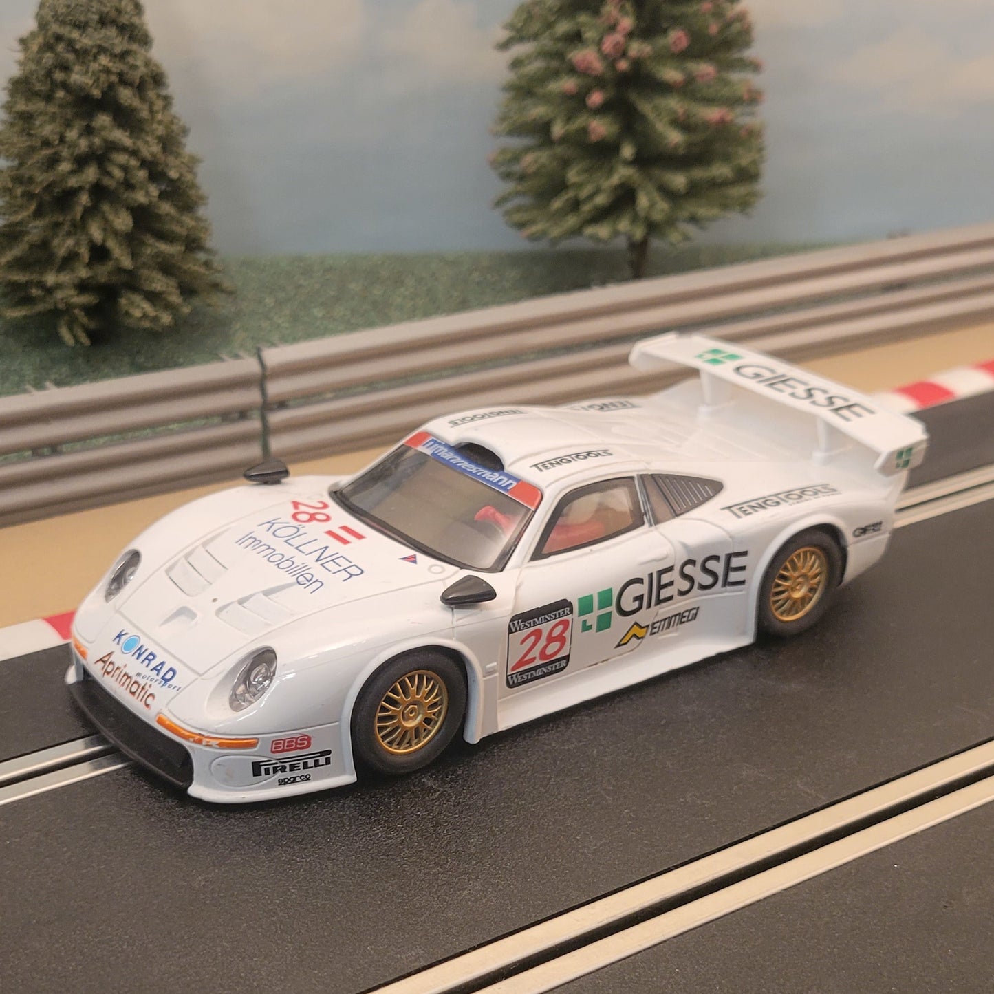 Coche Scalextric 1:32 - C2089 Porsche 911 GT1 Giesse #28