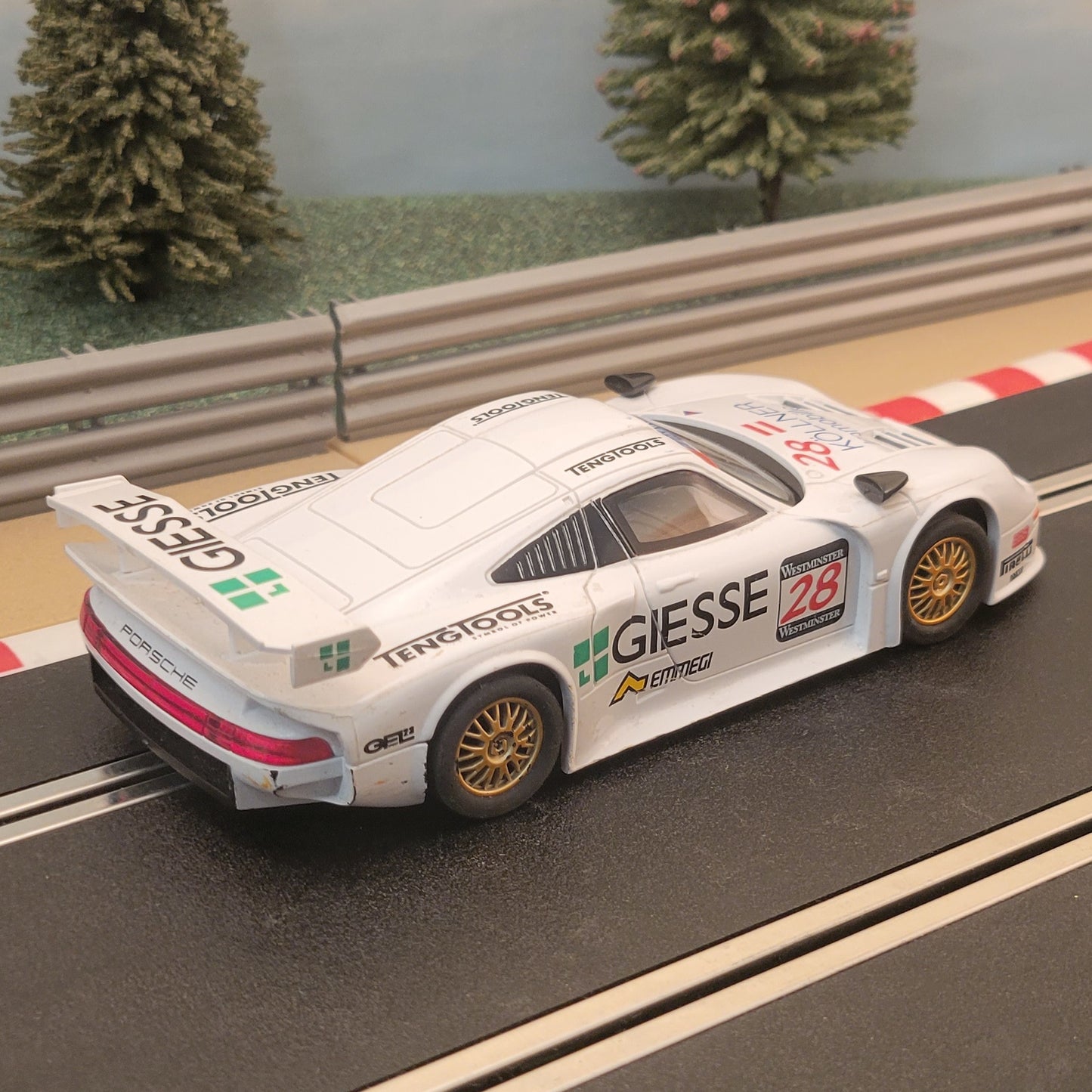 Coche Scalextric 1:32 - C2089 Porsche 911 GT1 Giesse #28