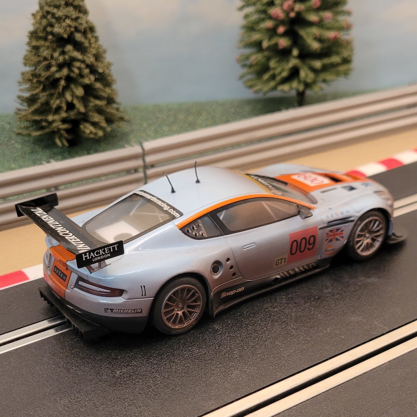 Scalextric 1:32 Car - C2965 Aston Martin DBR9 Gulf #009 *LIGHTS*
