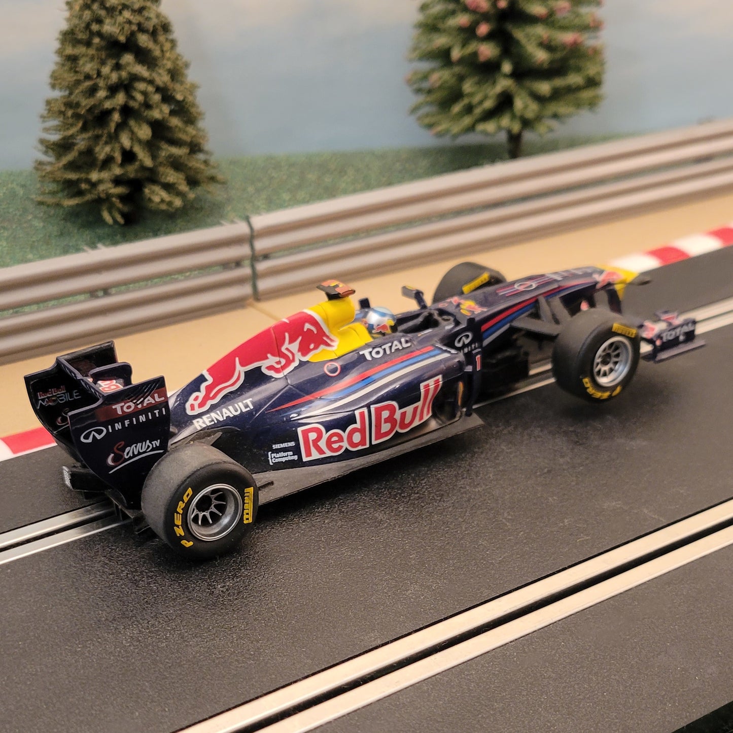 Carrera Evolution 1:32 Slot Car - 27419 Red Bull RB7 F1 Sebastian Vettel #1