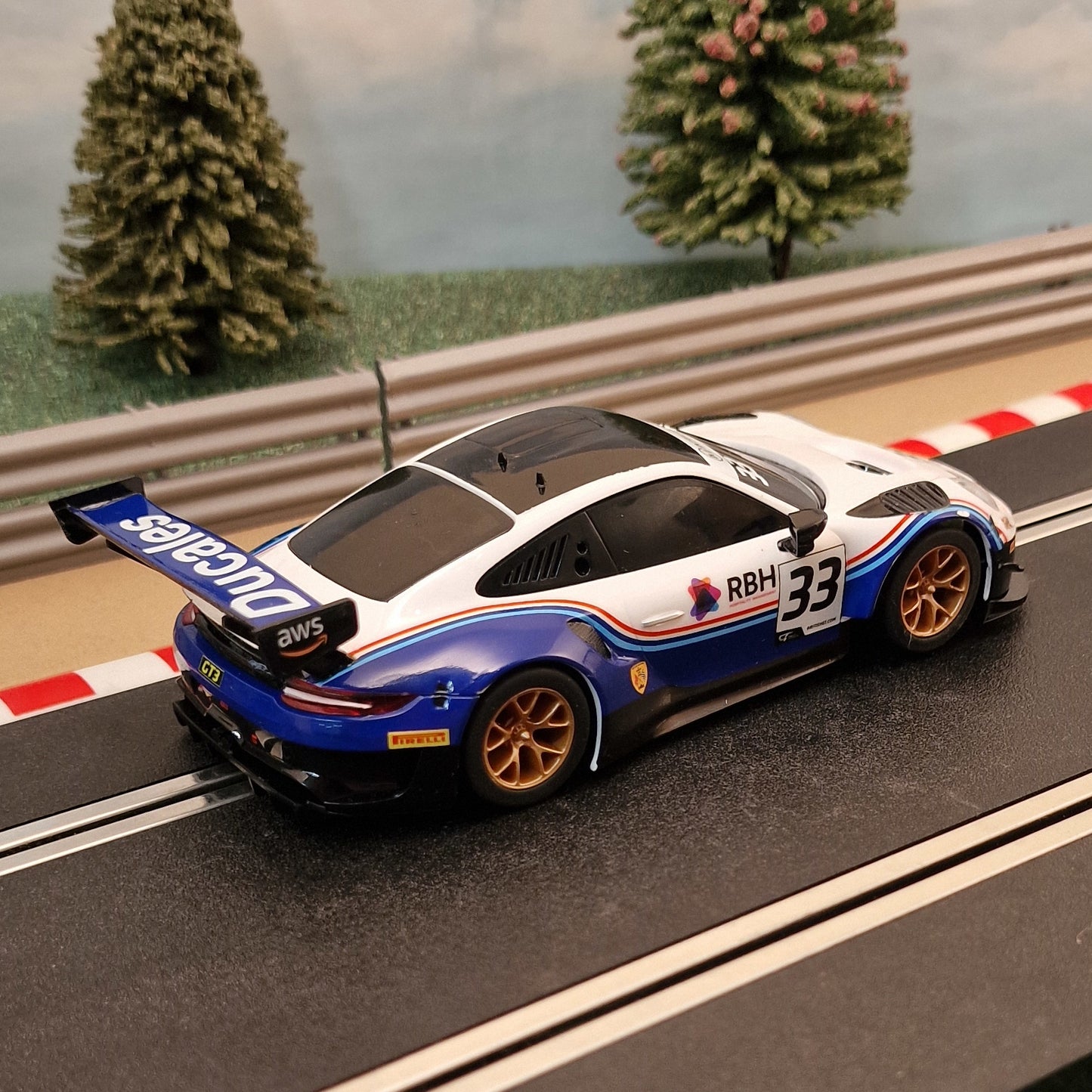 Scalextric 1:32 Car - Porsche 911 GT3 *LIGHTS* #33 #E
