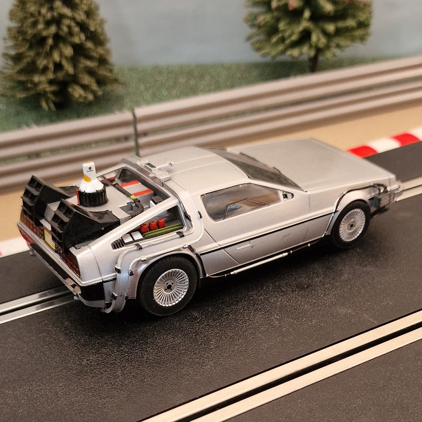 Coche Scalextric 1:32 - C4249 Regreso al Futuro 2 - DeLorean *LUCES*