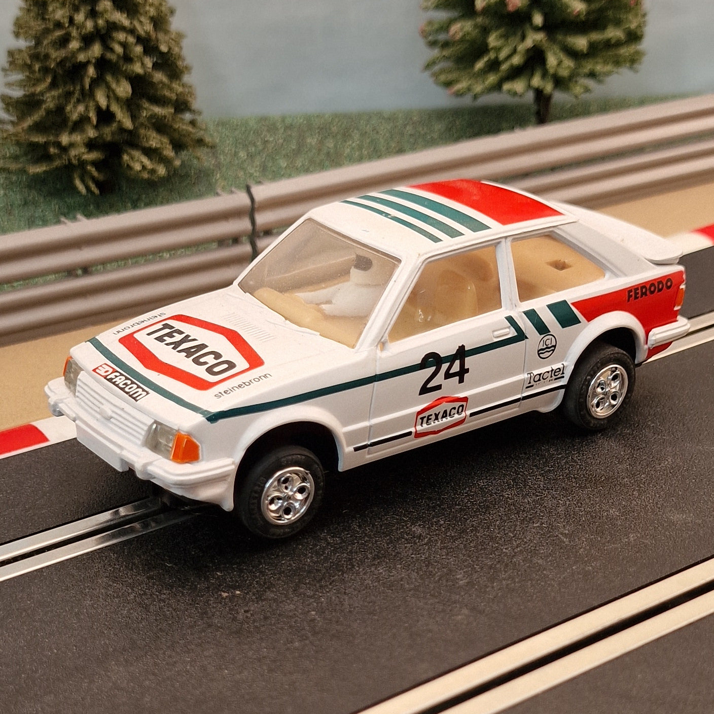 Coche Scalextric 1:32 - Ford Escort Texaco Blanco #24 *LUCES*