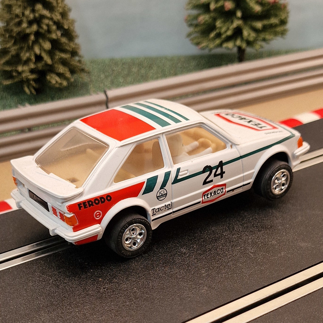 Coche Scalextric 1:32 - Ford Escort Texaco Blanco #24 *LUCES*