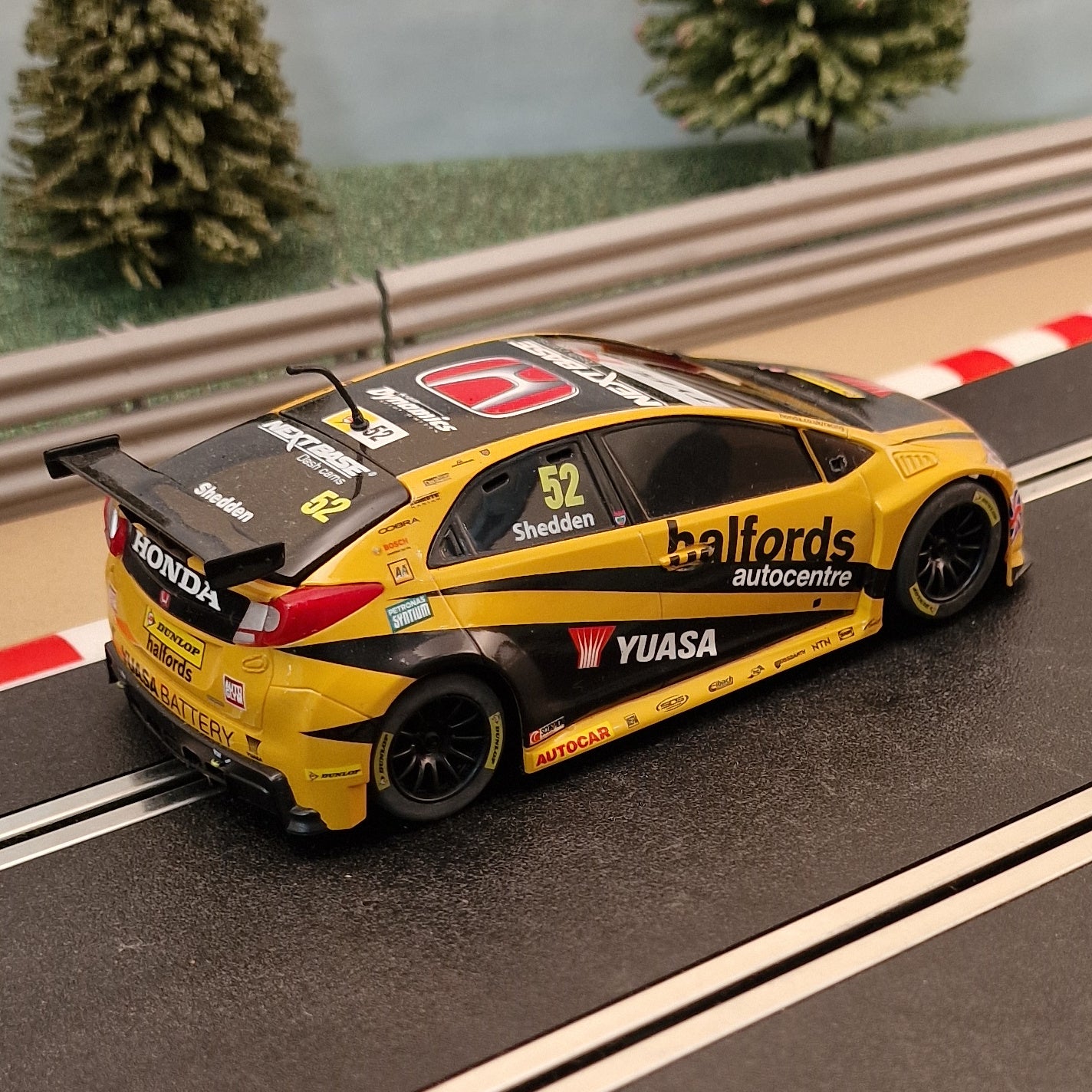 Scalextric 1:32 Car - Honda Civic Halfords #52 Shedden #MW