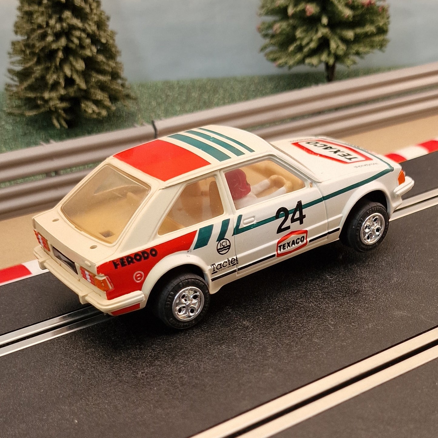 Scalextric 1:32 Car - C441 White Ford Escort Texaco #24 *LIGHTS* #Q