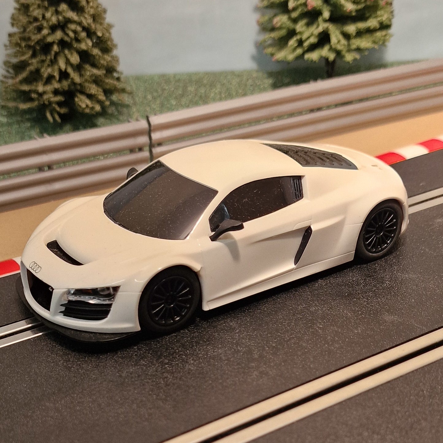 Scalextric 1:32 Car - White Audi R8 GT3 #Z