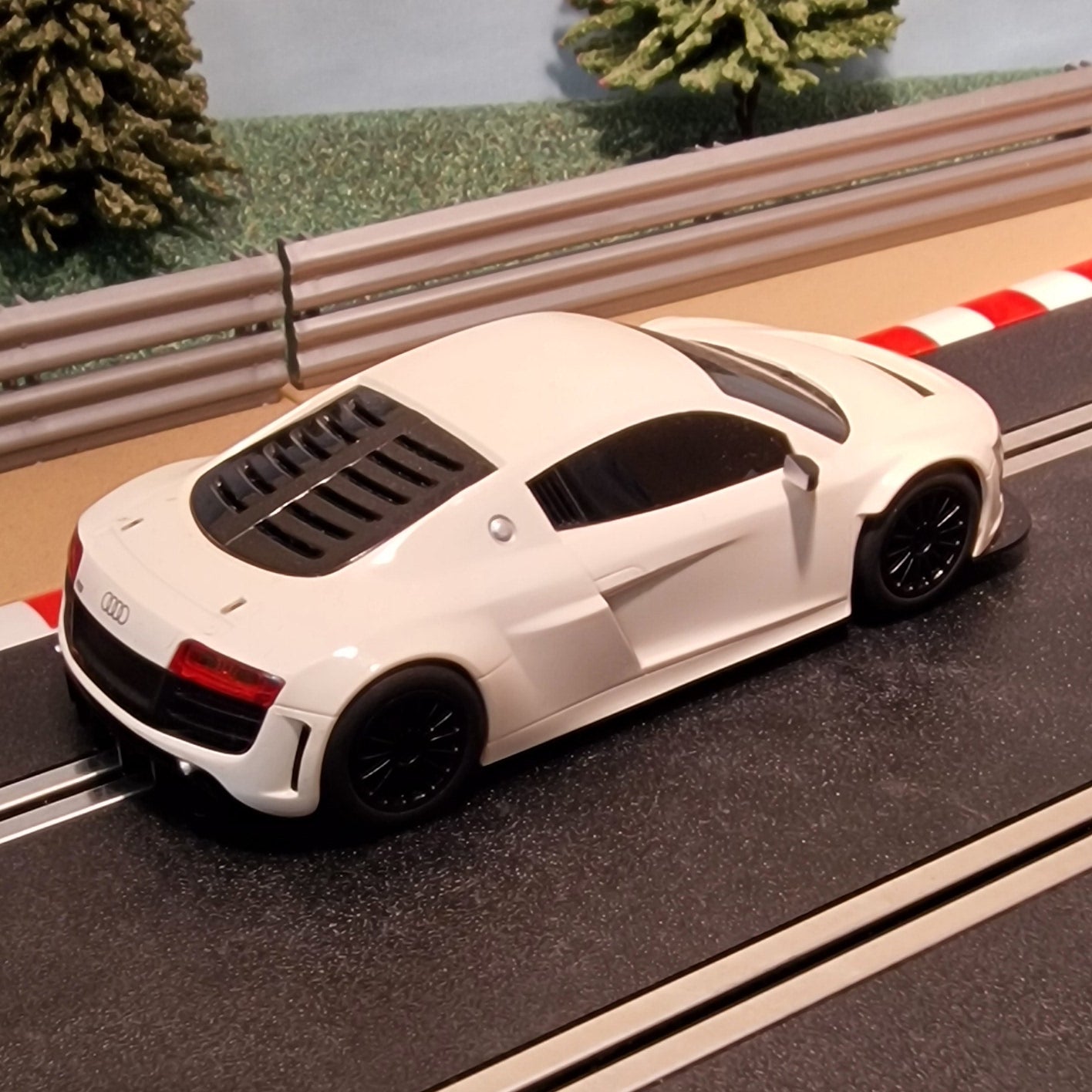 Scalextric 1:32 Car - White Audi R8 GT3 #Z