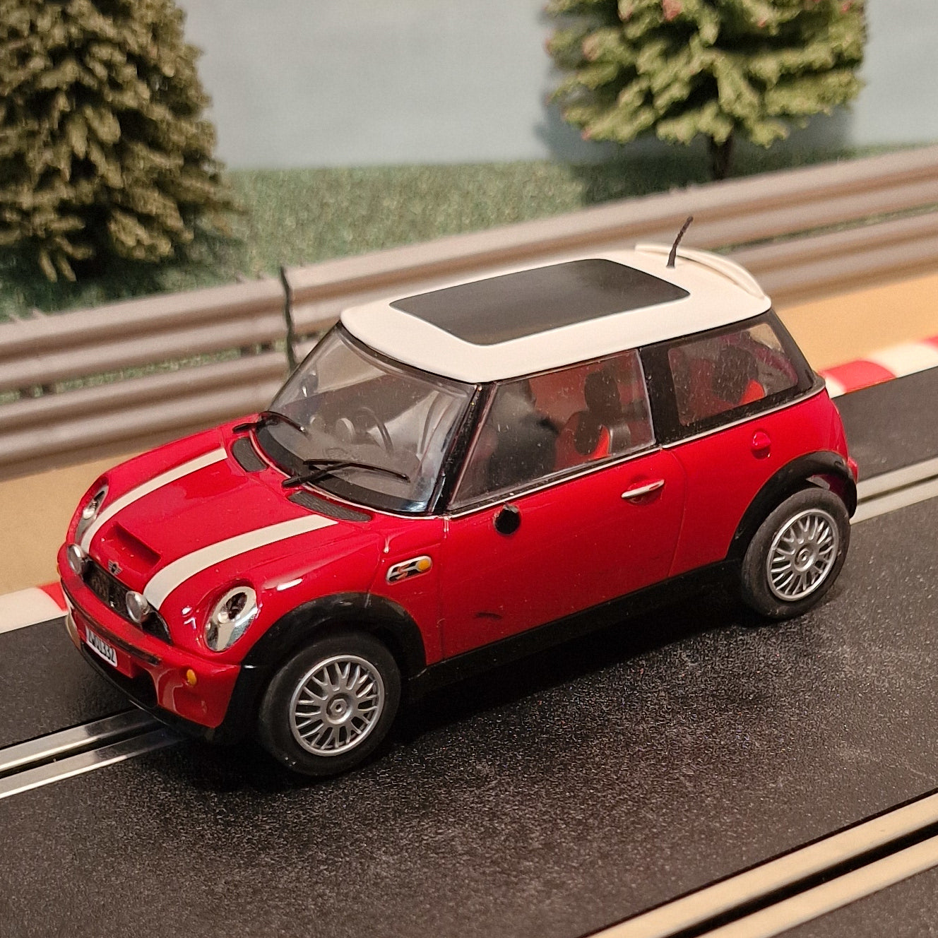 Coche Scalextric 1:32 - C2538A Trabajo italiano - BMW Mini Cooper rojo *LUCES* #FWMS