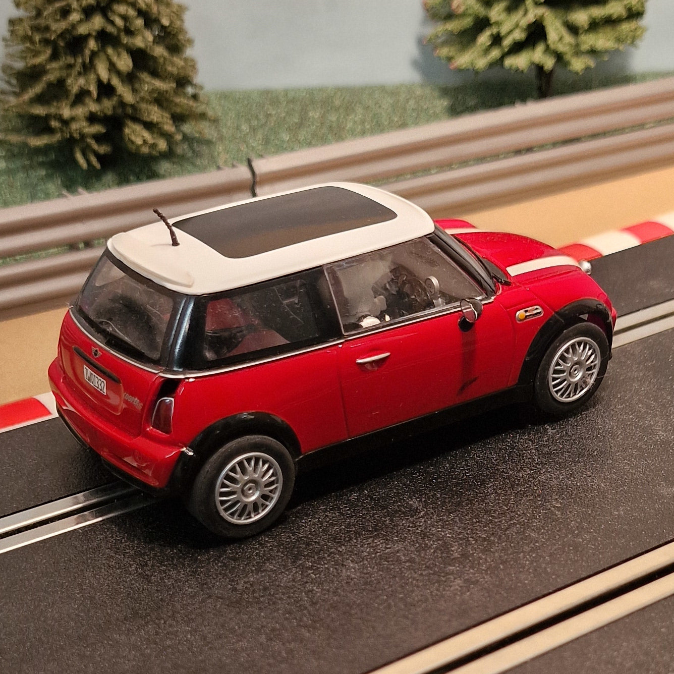 Coche Scalextric 1:32 - C2538A Trabajo italiano - BMW Mini Cooper rojo *LUCES* #FWMS