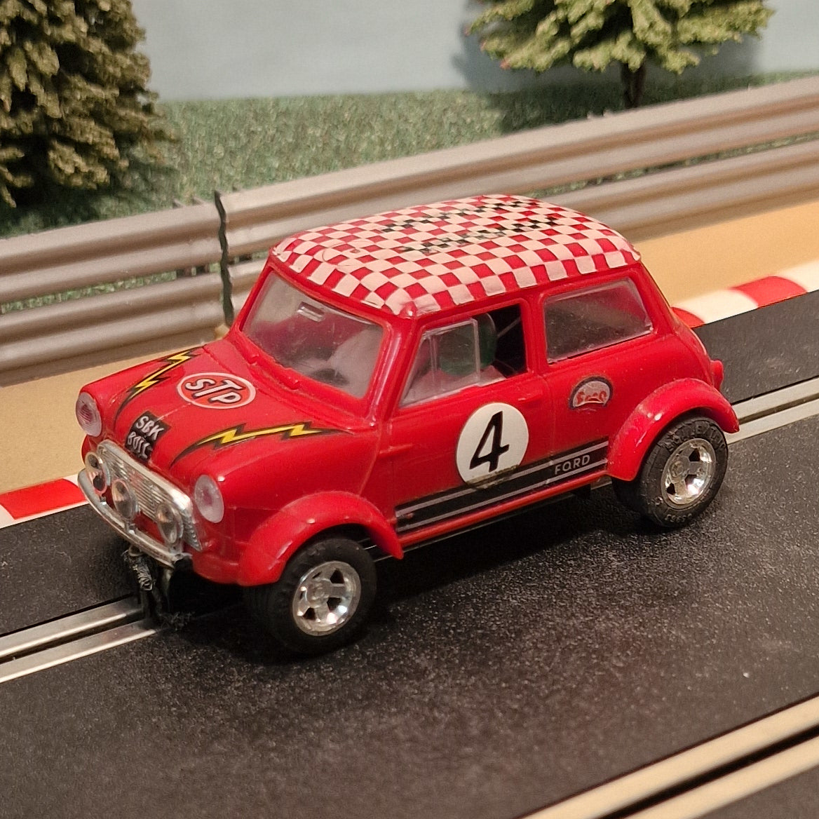 Coche Scalextric 1:32 - C2538A Trabajo italiano - BMW Mini Cooper rojo *LUCES* #FWMS