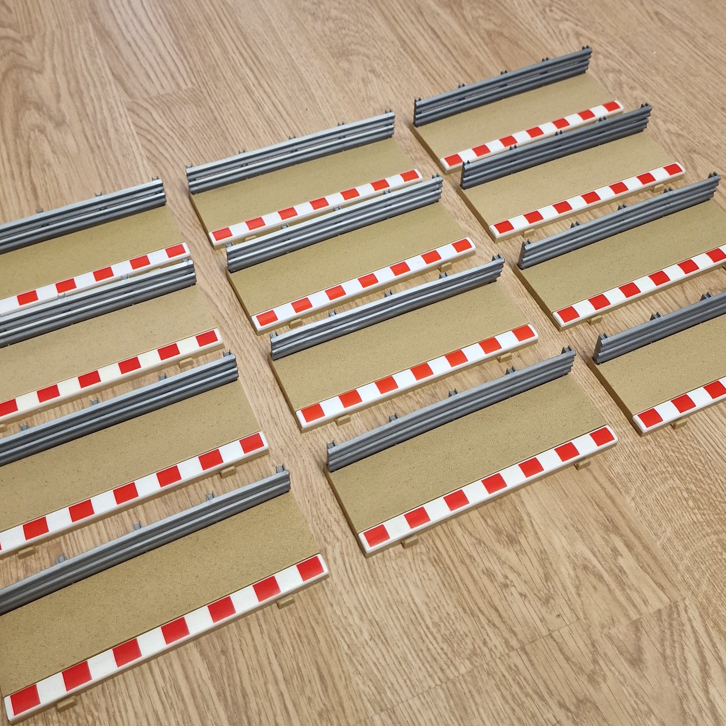 Scalextric C8223 Half Straight Borders 175mm & Barriers 'BA' x 12