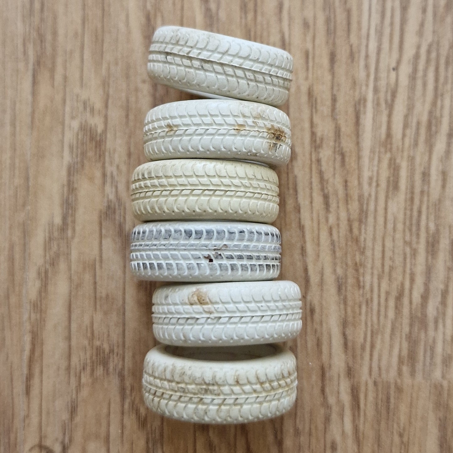 Scalextric Genuine Red & White Tyres For Range Rover or Tyre Wall #A