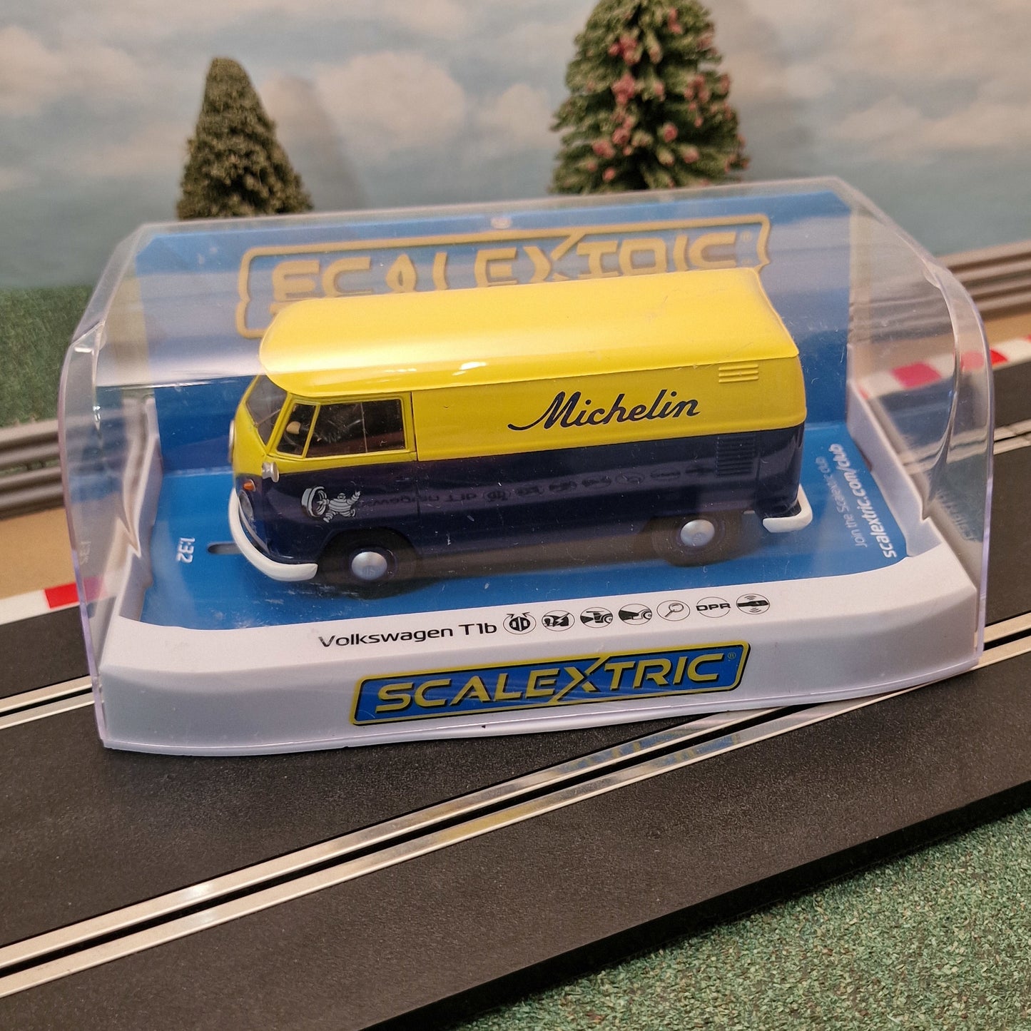 Scalextric C4357 Volkswagen T1b Michelin VW *LIGHTS* NEW