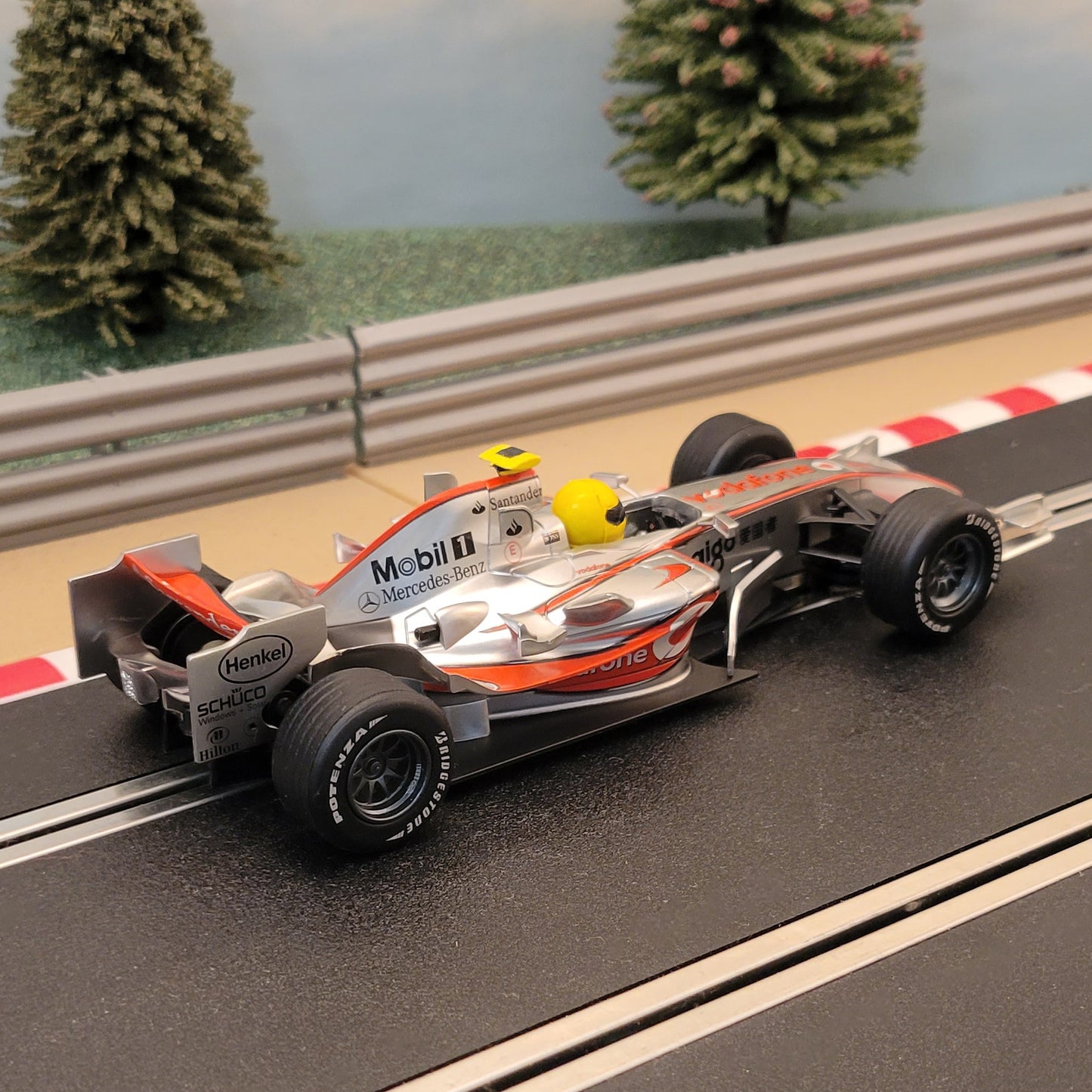 Coche digital Scalextric 1:32 - C2837D F1 Vodafone MP4-21 Lewis Hamilton #2 #E