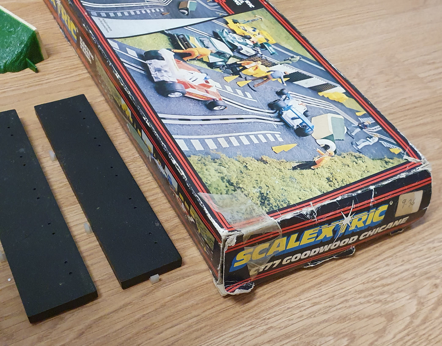 Scalextric 1:32 Classic Track C177 PT77 Goodwood Chicane & Box