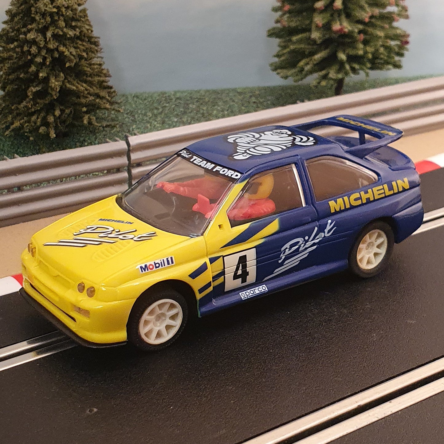 Coche Scalextric 1:32 - C677 Ford Escort Cosworth - Michelin Pilot #4 #A