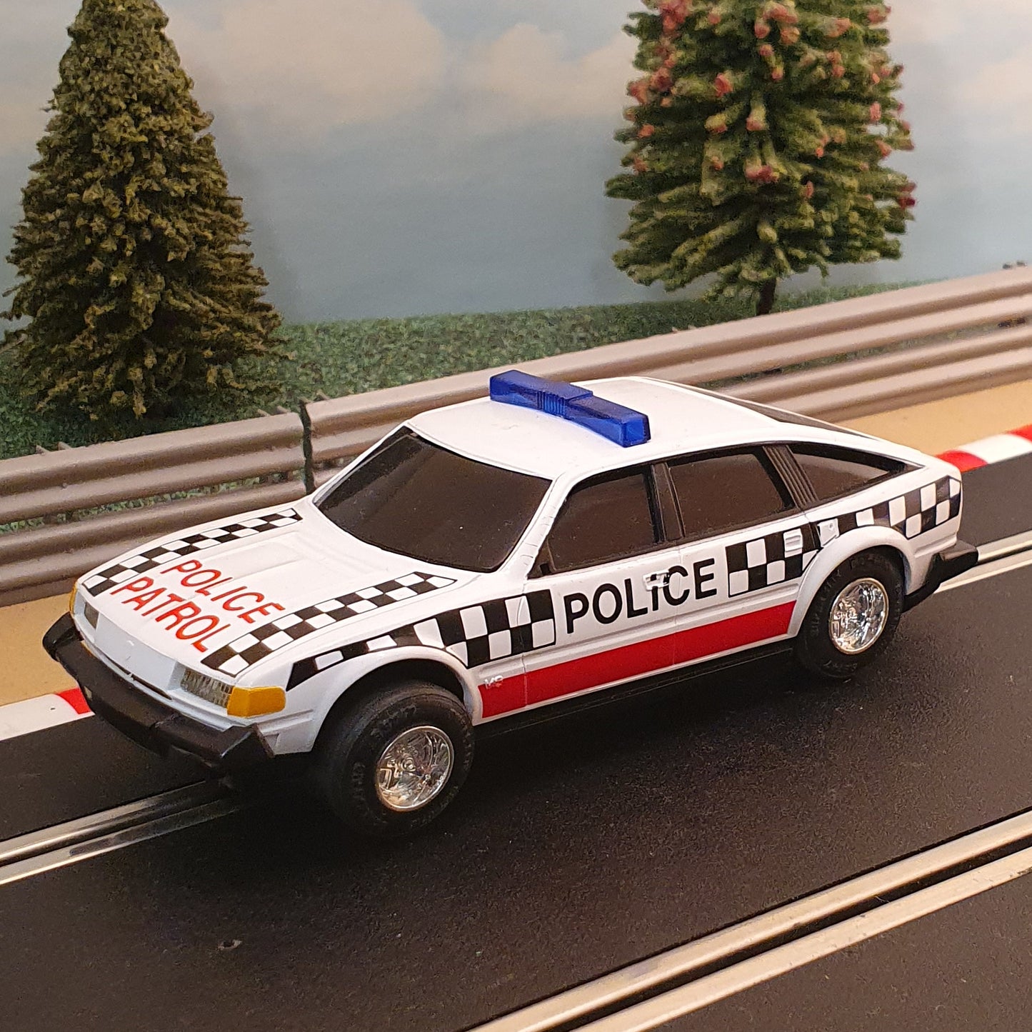 Coche Scalextric 1:32 - C362 Rover 3500 Patrulla de Policía *LUZ AZUL*