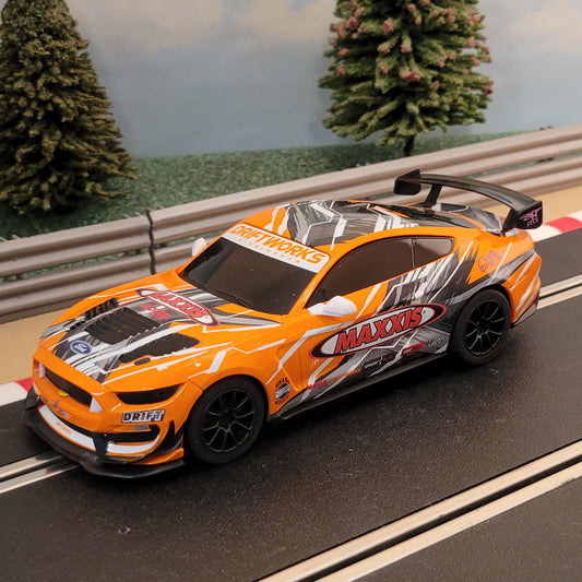 Coche de deriva Scalextric 1:32 - Ford Mustang GT4 naranja