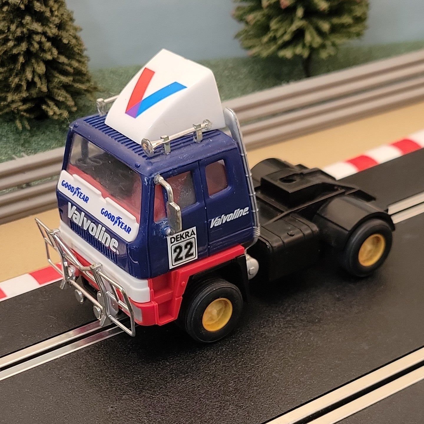 Scalextric 1:32 Camión Camión Racing Rig - C2071 Azul Valvoline #22