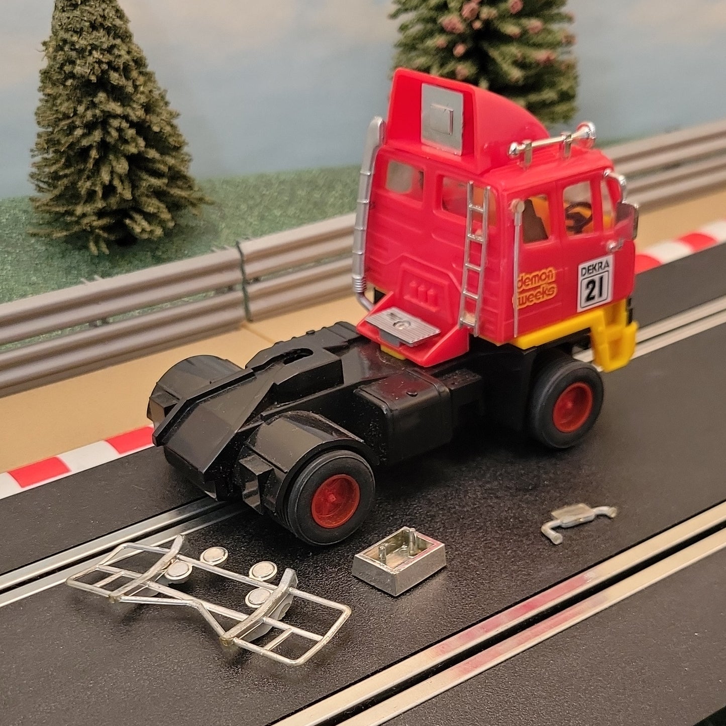 Scalextric 1:32 Camión Camión Racing Rig - C2070 Red Demon Tweeks #21