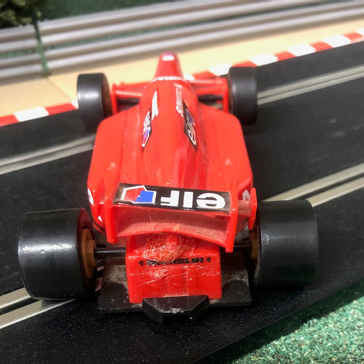 Coche Scalextric 1:32 - Fórmula Uno F1 - Rojo Sonax Elf Minolta #8 #Z
