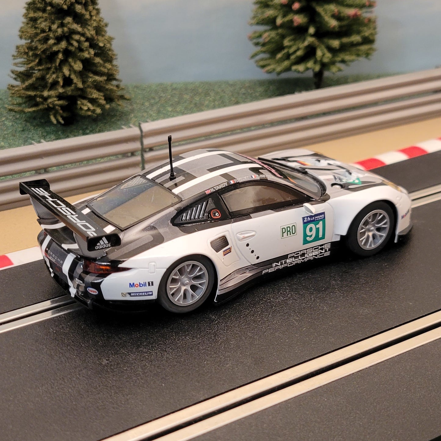 Scalextric 1:32 Car - C3944 Porsche 911 RSR 2016 Le Mans #91 *LIGHTS*